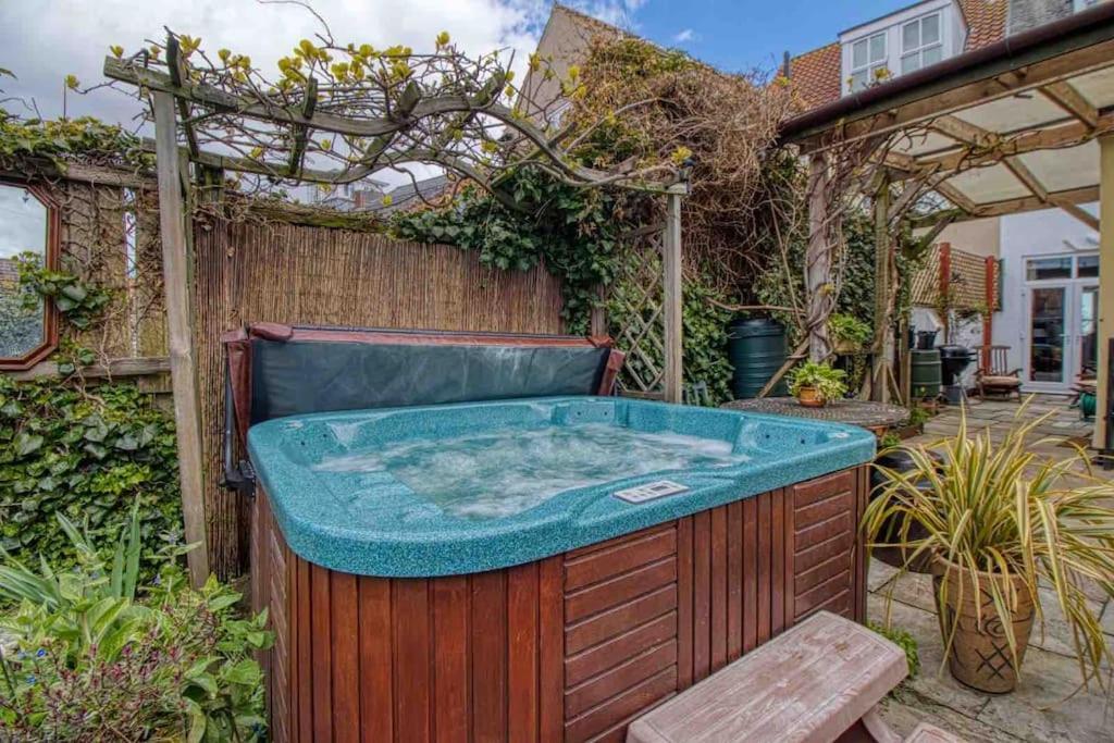 Large Character Home, Hot Tub, Beach 5 Min Walk Горлстон-он-Си Экстерьер фото