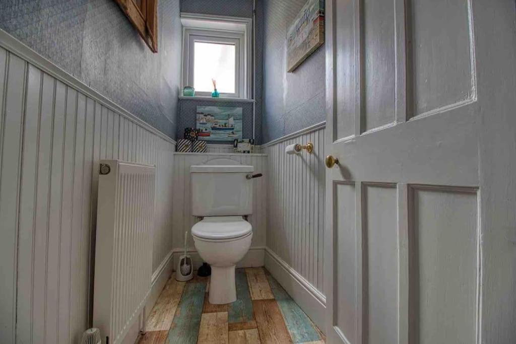 Large Character Home, Hot Tub, Beach 5 Min Walk Горлстон-он-Си Экстерьер фото