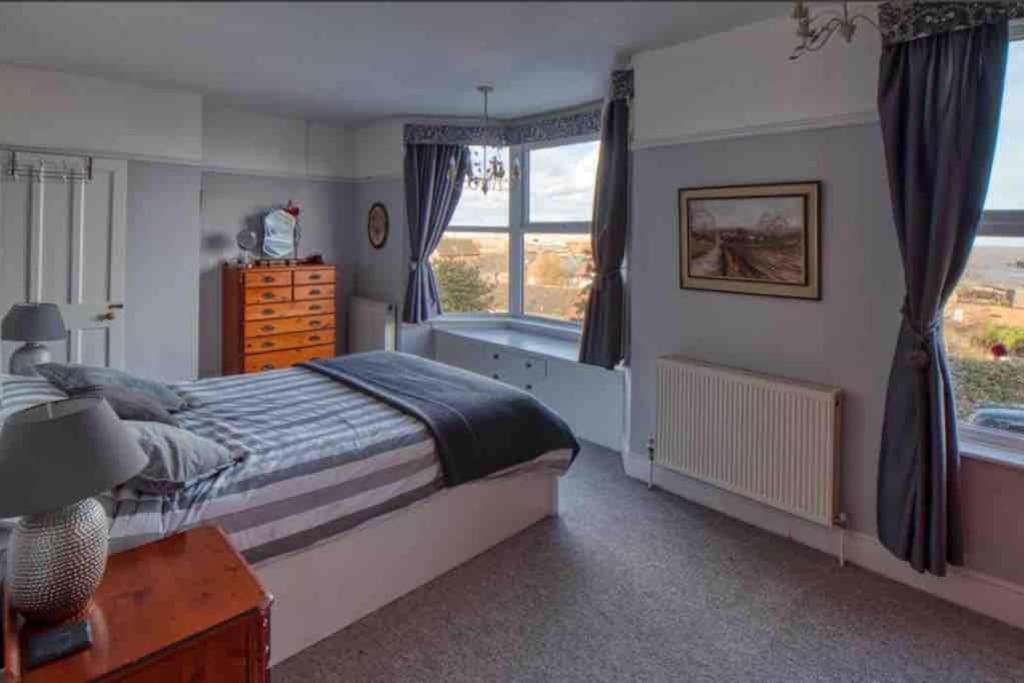 Large Character Home, Hot Tub, Beach 5 Min Walk Горлстон-он-Си Экстерьер фото