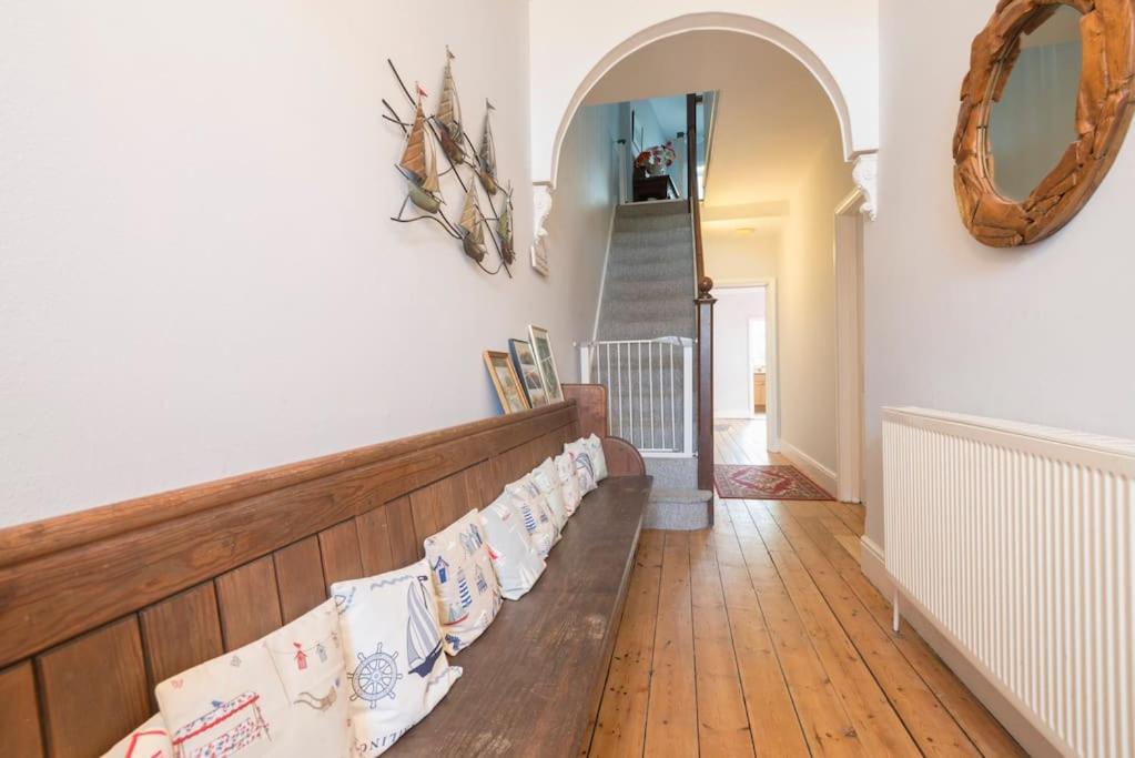 Large Character Home, Hot Tub, Beach 5 Min Walk Горлстон-он-Си Экстерьер фото