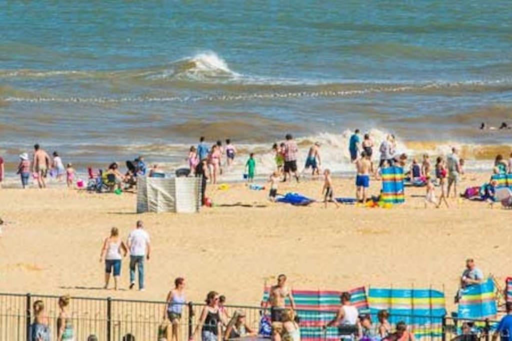 Large Character Home, Hot Tub, Beach 5 Min Walk Горлстон-он-Си Экстерьер фото