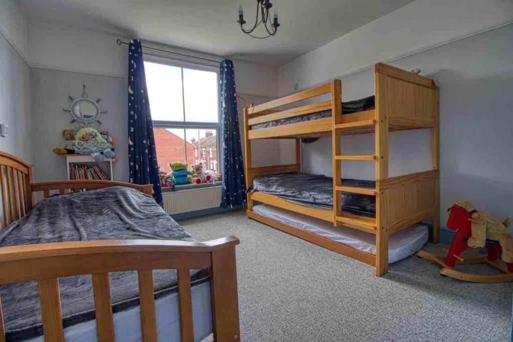 Large Character Home, Hot Tub, Beach 5 Min Walk Горлстон-он-Си Экстерьер фото