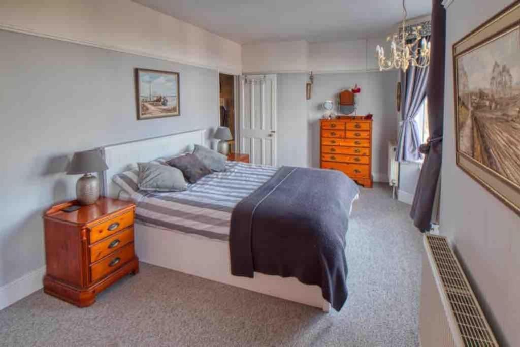 Large Character Home, Hot Tub, Beach 5 Min Walk Горлстон-он-Си Экстерьер фото