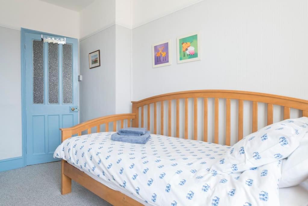 Large Character Home, Hot Tub, Beach 5 Min Walk Горлстон-он-Си Экстерьер фото
