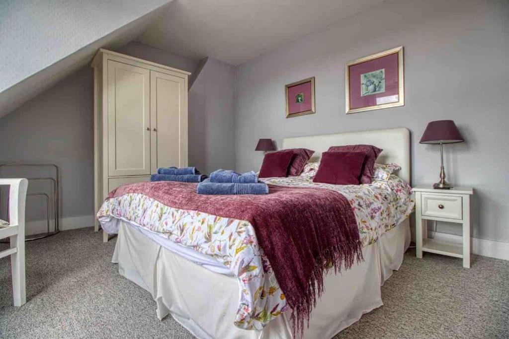 Large Character Home, Hot Tub, Beach 5 Min Walk Горлстон-он-Си Экстерьер фото